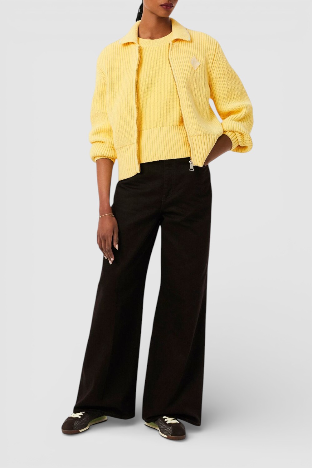 תמונת כל הלוק של סריג בגזרה משוחררת